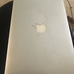 Mac Book Mid 2011 11-inch 2gb memory 60.7 ssd